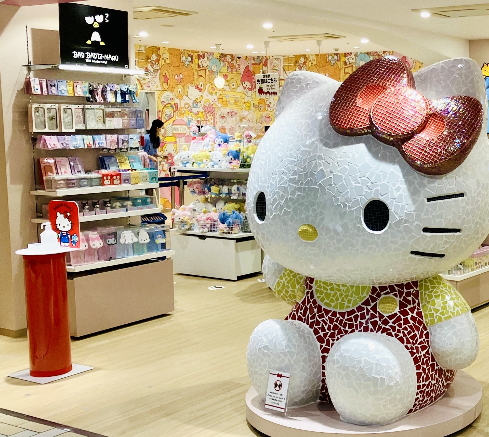 店内写真＋キティ巨大モニュメント