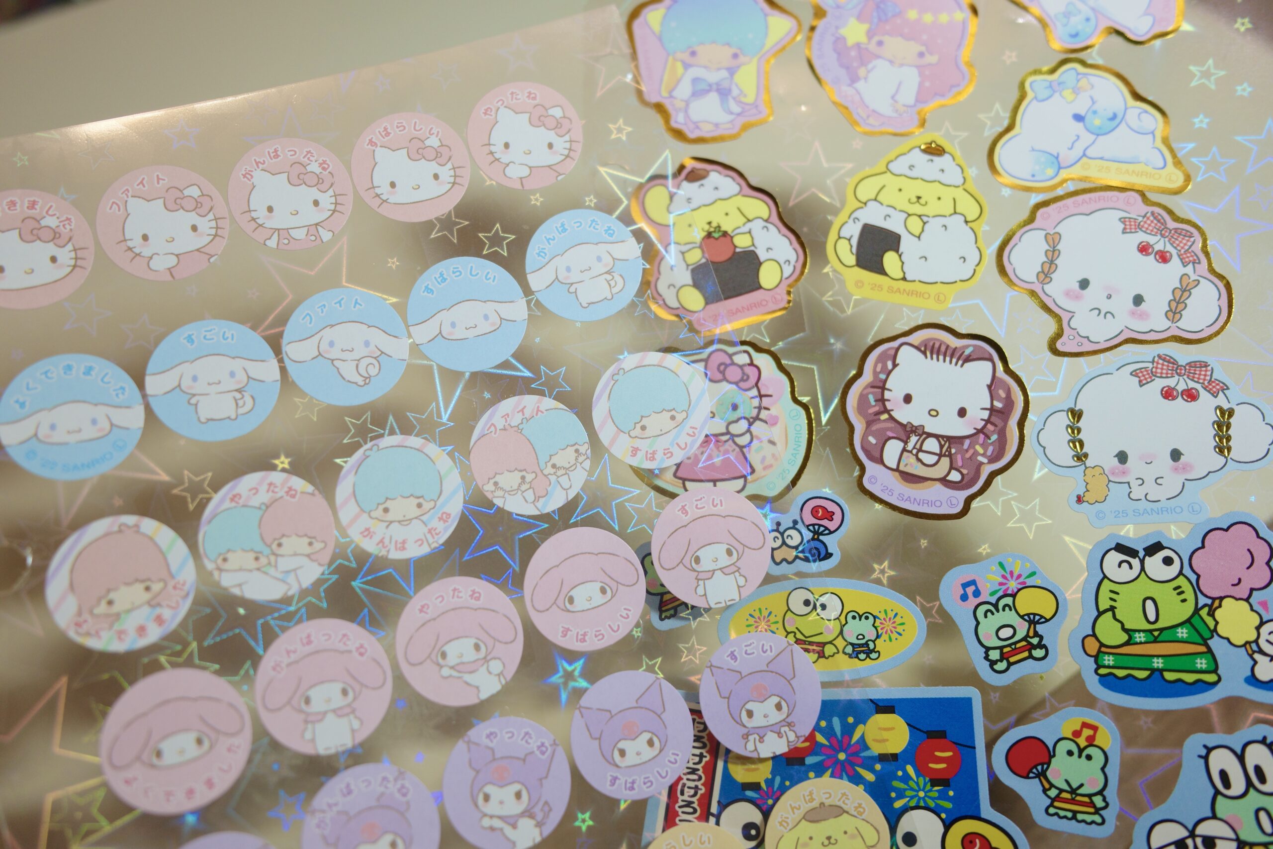 規則正しく貼ったページと、思いのままごちゃ混ぜに貼ったページ